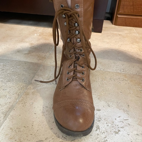 Lace up brown boots - Picture 2 of 8